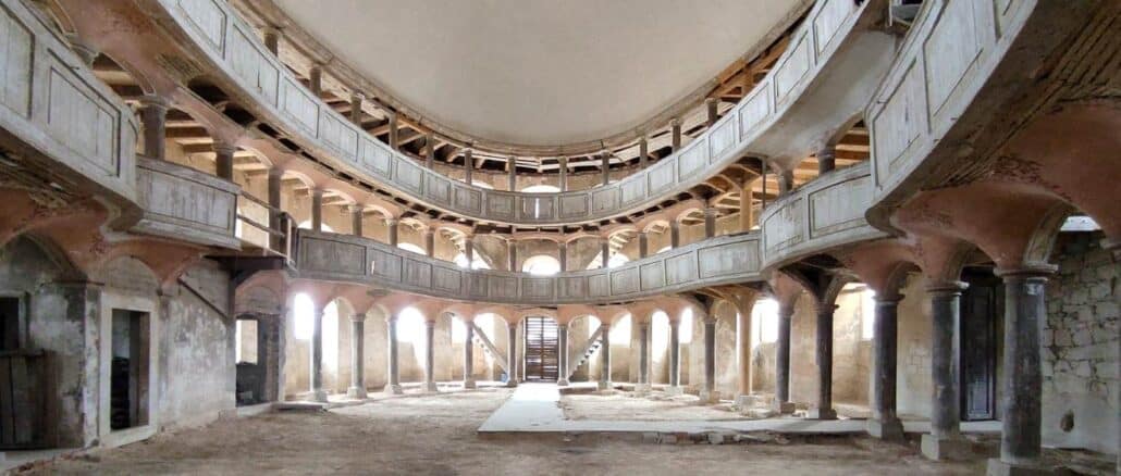 Ein Blick in die restaurierte Kirche von Żeliszów in Niederschlesien mit ihrer einzigartigen Akustik.
