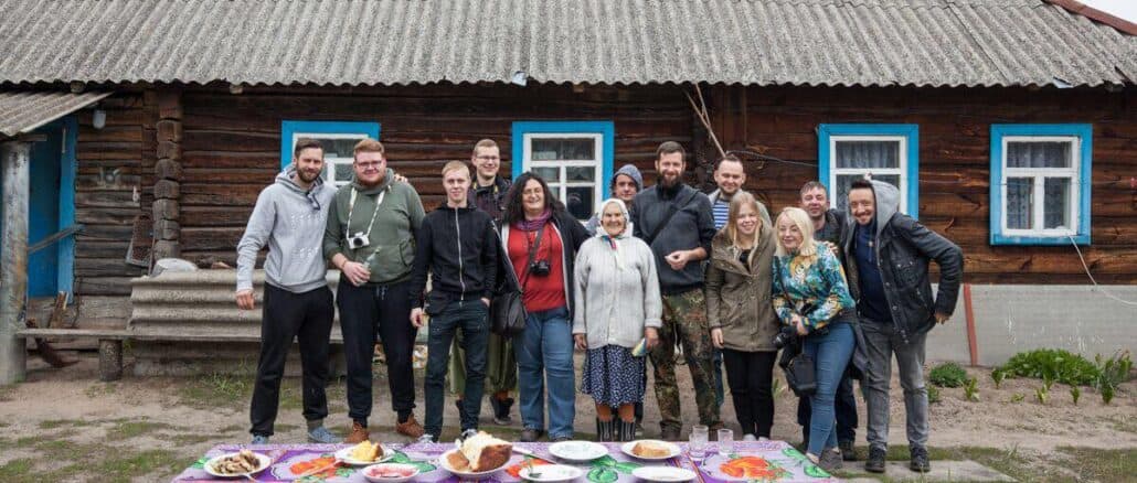 Gruppenfoto mit Babushka -Einsiedler in Tschernobyl