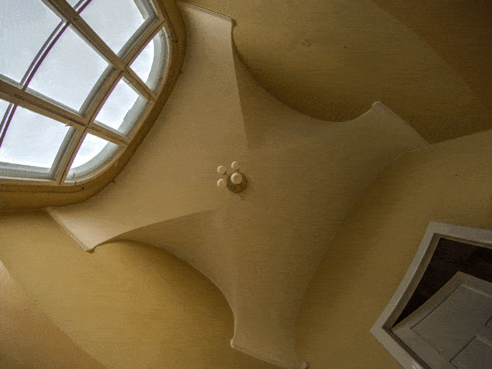 Verlassene Kirchen, verwunschene Schlösser oder Herrenhäuser, stillgelegte Industrieanlagen oder längst überwucherte Sanatorien, unsere Lost Places Fototouren und Expeditionen sind die ideale Spielwiese für Fotofreunde, Urban Explorer und Motivjäger um für ein paar Tage den Alltag zu vergessen und in die Aura der geheimen Orte einzutauchen.