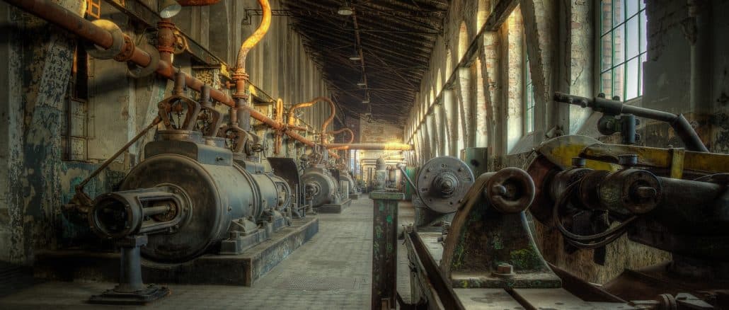 Industrielle Maschinen in einer Halle