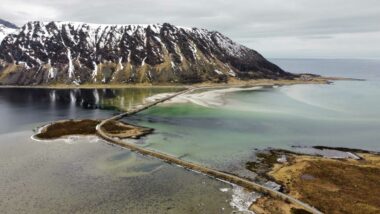 Berge und Landschaften der Lofoten im Herbst scaled