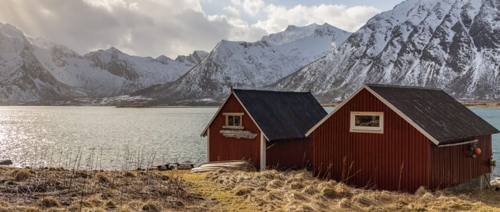 Rote Fischerhäuser auf den Lofoten
