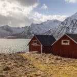 Rote Fischerhäuser auf den Lofoten