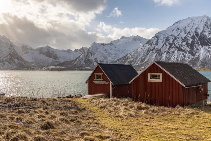 Rote Fischerhaeuser auf den Lofoten scaled
