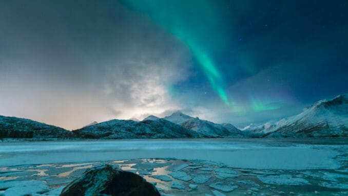 Tanzende Polarlichter in der Nacht - Nordlichter fotografieren