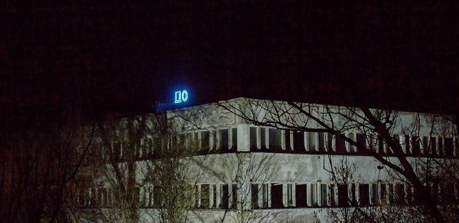 Auf einer Tschernobyl Tour haben zwei polnische Touristen nach über 30 Jahren Dunkelheit die Geisterstadt Pripjat erleuchten lassen. 