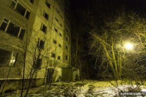 Auf einer Tschernobyl Tour haben zwei polnische Urban Explorer nach über 30 Jahren Dunkelheit die Geisterstadt Pripjat erleuchten lassen. Diese wurde nach dem Supergau aufgegeben und evakuiert.