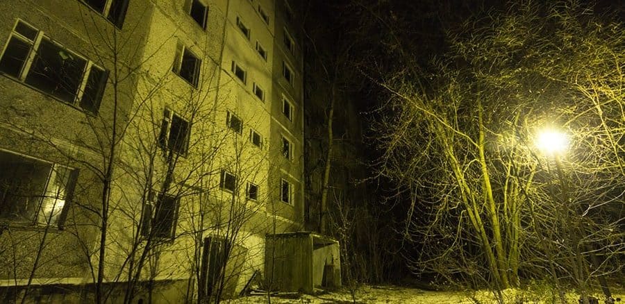Auf einer Tschernobyl Tour haben zwei polnische Urban Explorer nach über 30 Jahren Dunkelheit die Geisterstadt Pripjat erleuchten lassen.