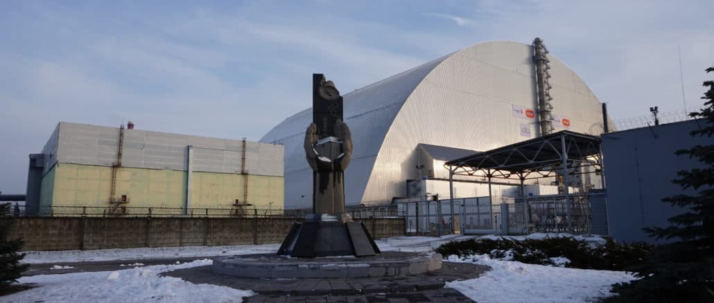 Arbeiten am neuen Sarkophag über dem Reaktorblock 4 in Tschernobyl