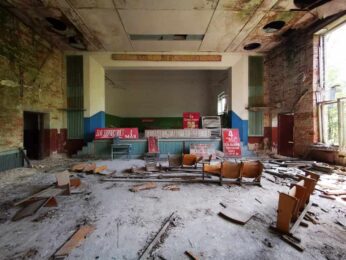 Kulturhaus in der weissrussischen Sperrzone von Tschernobyl scaled e1608661879382
