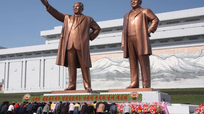 Bild: Ehemalige Doppelstatue von Kim Il-sung und Kim Jong-il / J.A. de Roo CC BY-SA 3.0