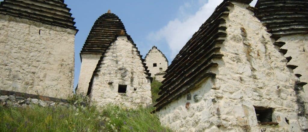 Die markanten Grabhäuser in Dargavs