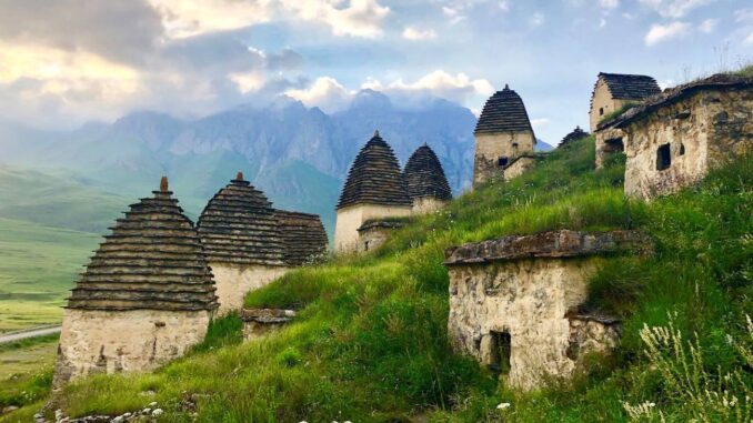 Dargavs – Das Dorf der Toten im Schatten des Kaukasus Berge des Kaukasus in Nordossetien