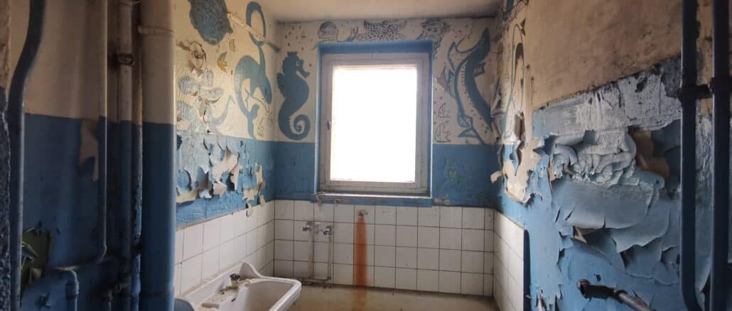 Das Bad in einer Wohnung für Militärangehörige - Lost Places Fototour
