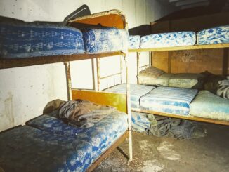 Der geheime Sanitätsbunker - Doppelstockbetten mit Matratzen