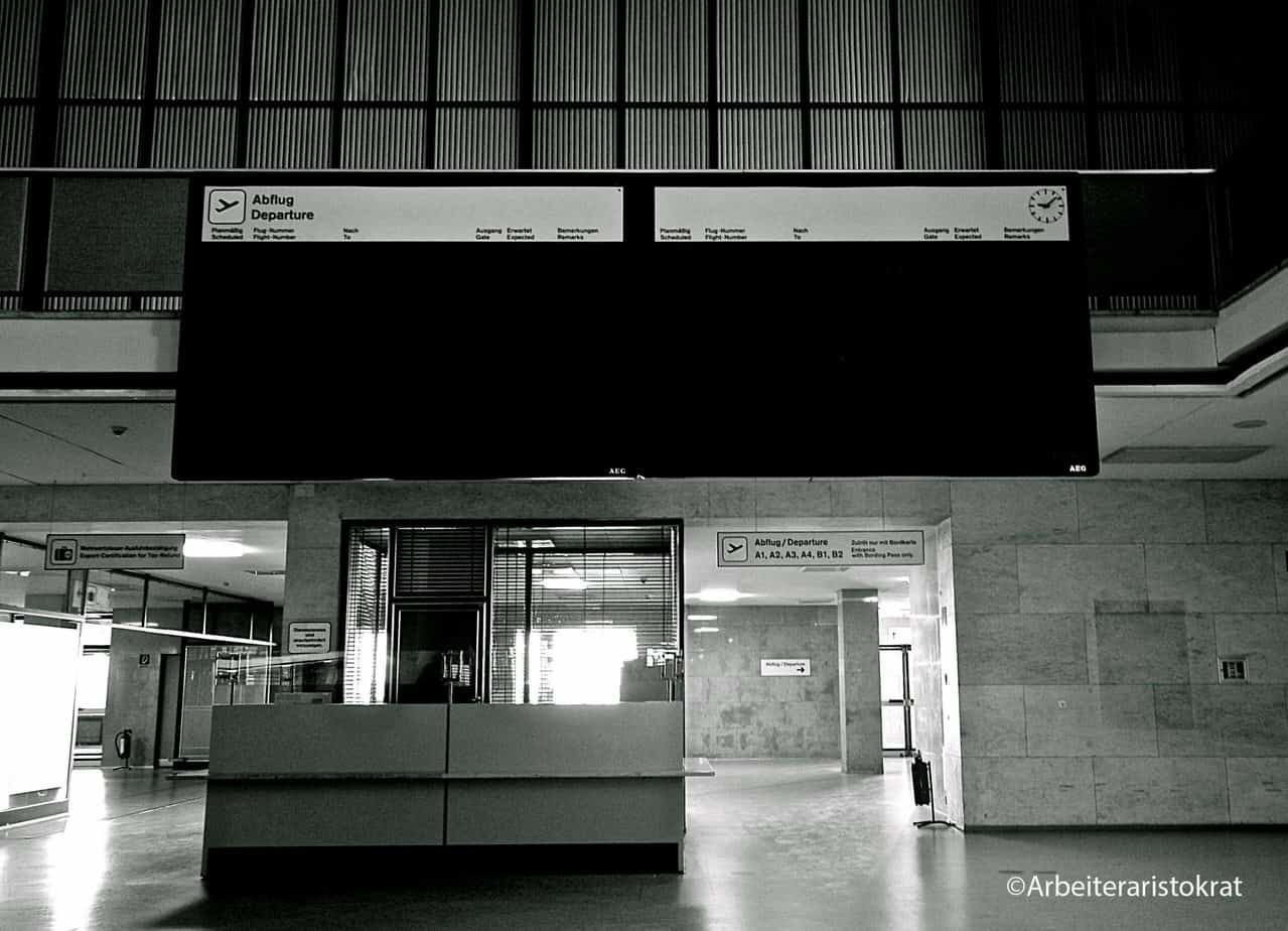 Anzeigetafel im Flughafen Tempelhof