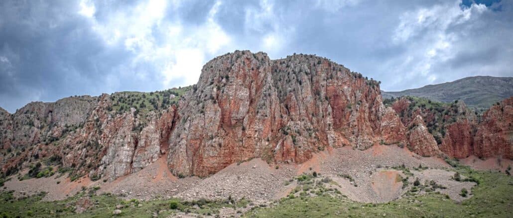 Der rote Stein - Baumaterial in Armenien