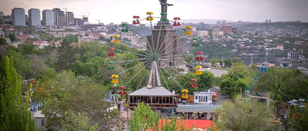 Panorama mit Riesenrad in Yerewan