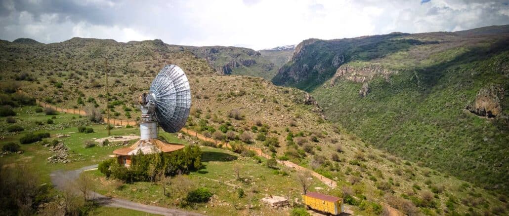 Radarantenne im armenischen Hochland