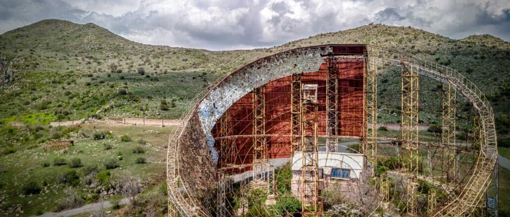 Radarstation in den Bergen in Armenien