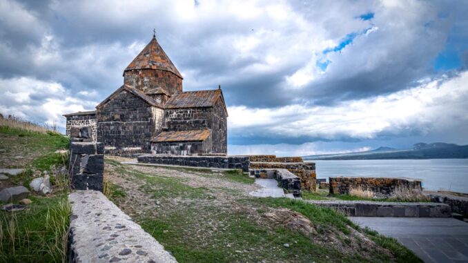 Das Erdbeben von Spitak und der Zerfall der Sowjetunion Sewananwank Kloster in Armenien