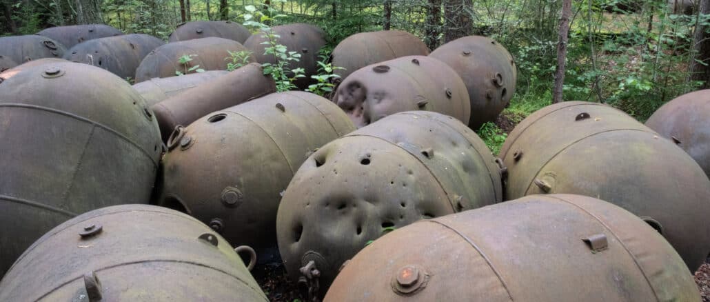 Alte sowjetische Unterwasserminengehäuse, die im Wald der Insel Naissaar, Estland, verstreut sind