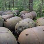 Alte sowjetische Unterwasserminengehäuse, die im Wald der Insel Naissaar, Estland, verstreut sind