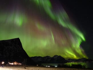 Polarlichter-am-Strand-in-Brenna-Lofoten