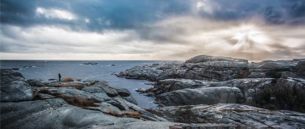 Tiefblaue Fjorde: Die beeindruckende Küstenlandschaft auf Senja