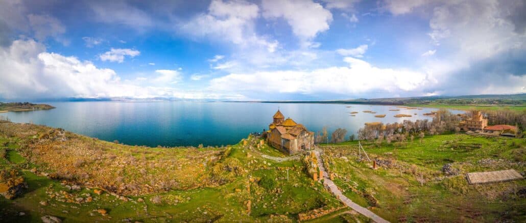 Panorama auf den Sewansee in Armenien