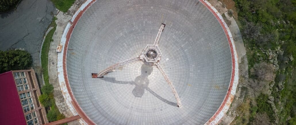 Parabolspiegel der Radaranlage