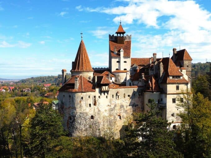 Schloss Bran trohnt auf einem Berg
