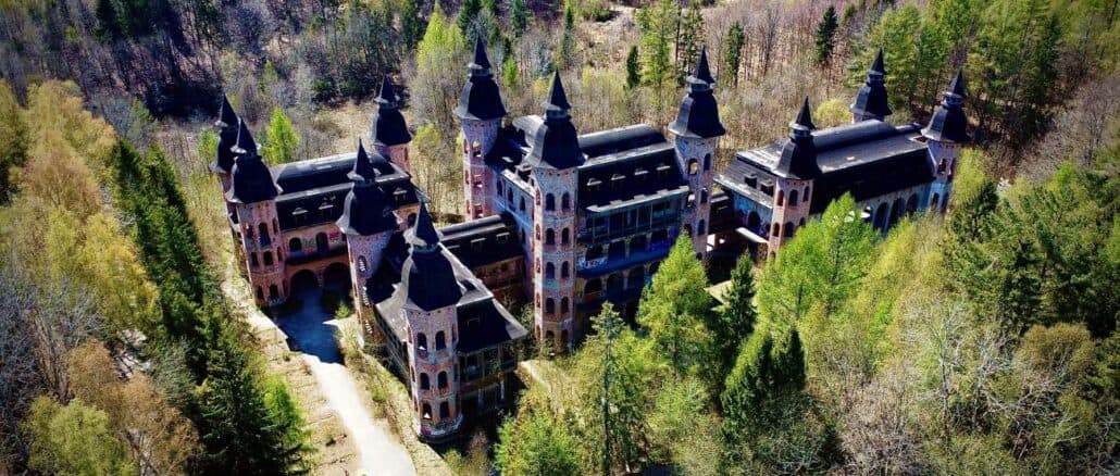 Der gigantische Rohbau von Schloss Lapalice