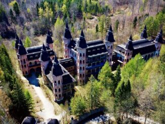 Der gigantische Rohbau von Schloss Lapalice