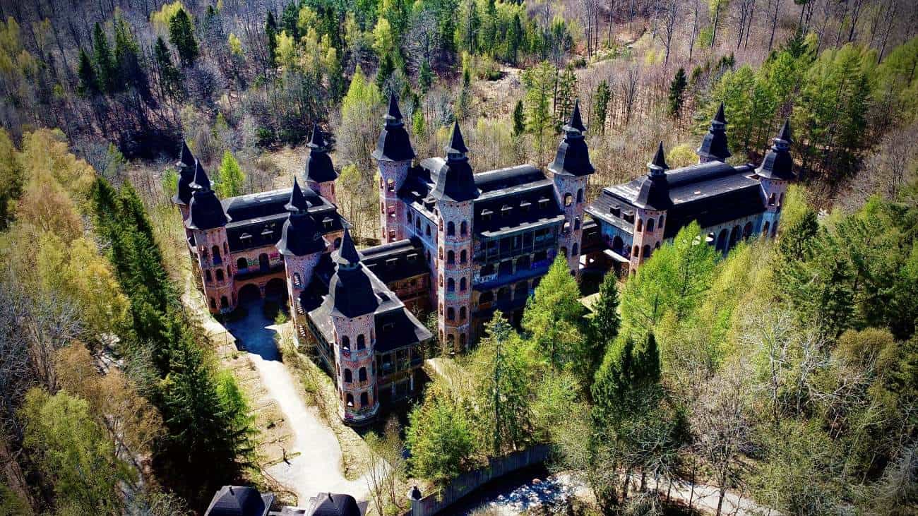 Der gigantische Rohbau von Schloss Lapalice