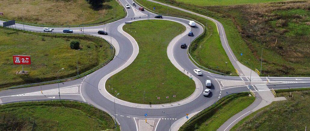 Wichtigste Verkehrsregeln am Kreisverkehr in Polen