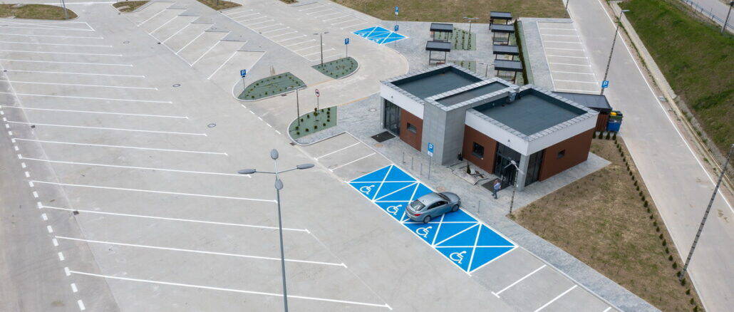 Leerer Parkplatz mit Raststätte und WC