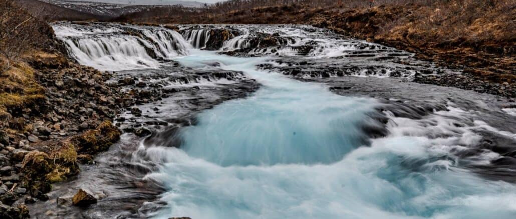 Warten auf die Sonnenfinsternis in Island? Bruarfoss Wasserfall