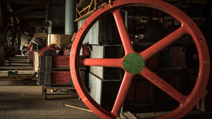 Die Keramikmaschinenfabrik (KEMA) in Görlitz – Pioniergeist im Osten Rotes Rad in den Kema Werken in Görlitz