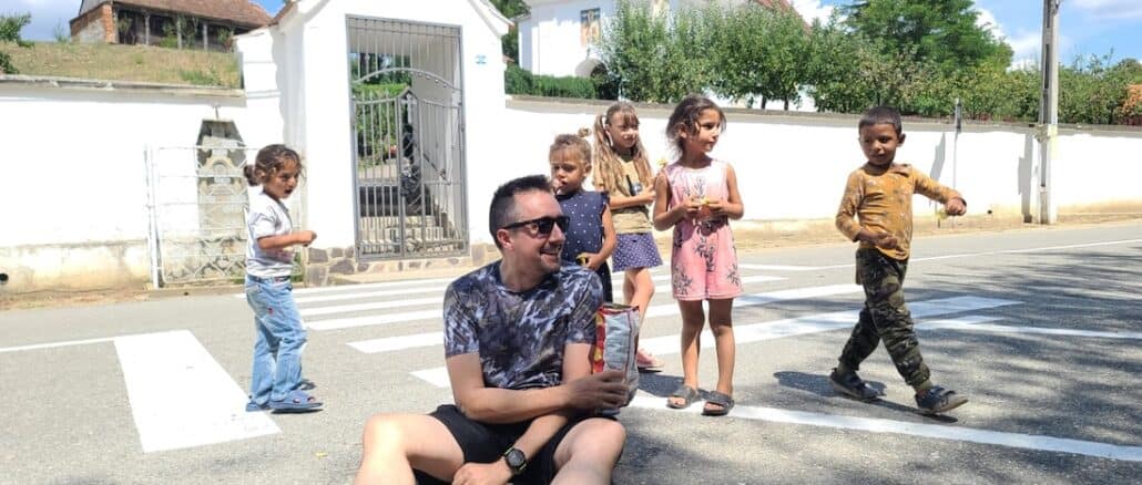 Kinder spielen auf der Straße.