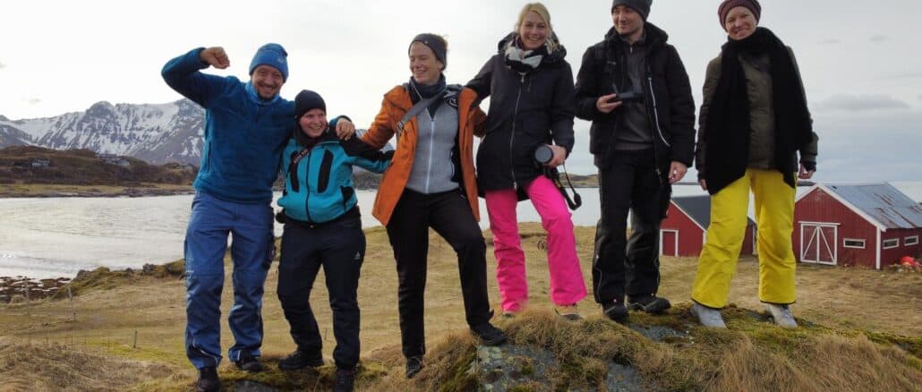 Gruppe von Foto-Freunden auf Felsen in Norwegen